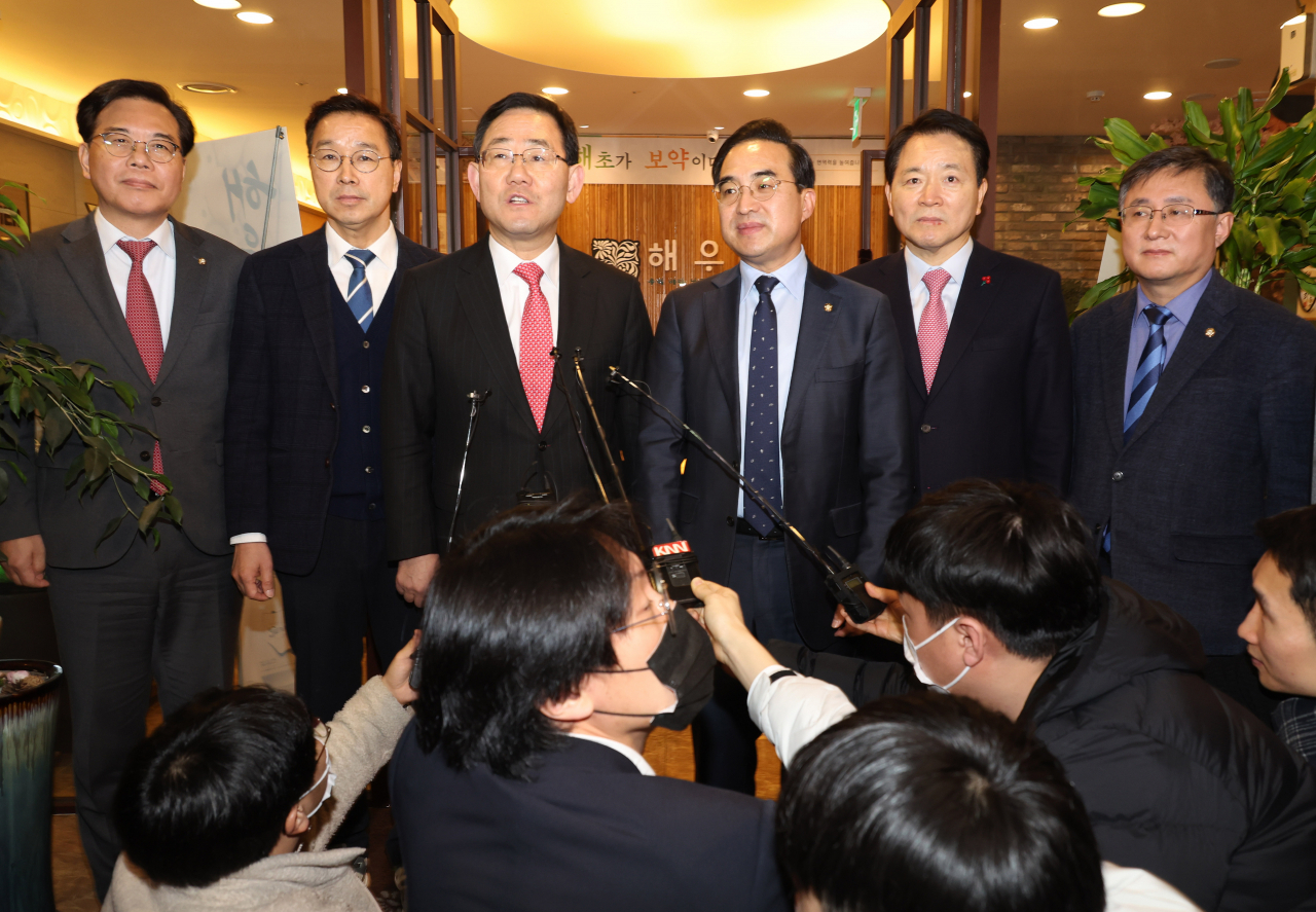 주호영(왼쪽 세 번째) 국민의힘 원내대표와 박홍근(왼쪽 네 번째) 더불어민주당 원내대표가 5일 오후 서울 여의도 한 식당에서 양당 원내지도부 간 오찬회동에 앞서 취재진 질문에 답하고 있다. 앞줄 왼쪽부터 송언석 국민의힘 원내 수석부대표, 위성곤 더불어민주당 원내 수석부대표, 주 원내대표, 박 원내대표, 성일종 국민의힘 정책위의장, 김성환 더불어민주당 정책위의장. [연합]