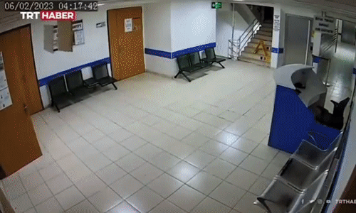 지난 6일(현지시각) 튀르키예 간지안테프의 한 병원 복도에서 찍힌 CCTV 영상. 한 여성 간호사가 건물이 흔들리자 병실에서 아이를 번쩍 들어 대피시키고 있다. 지진으로 정전이 되는 순간에도 침착한 모습이다. 터키 방송사 TRT Haber 영상이다. [트위터]
