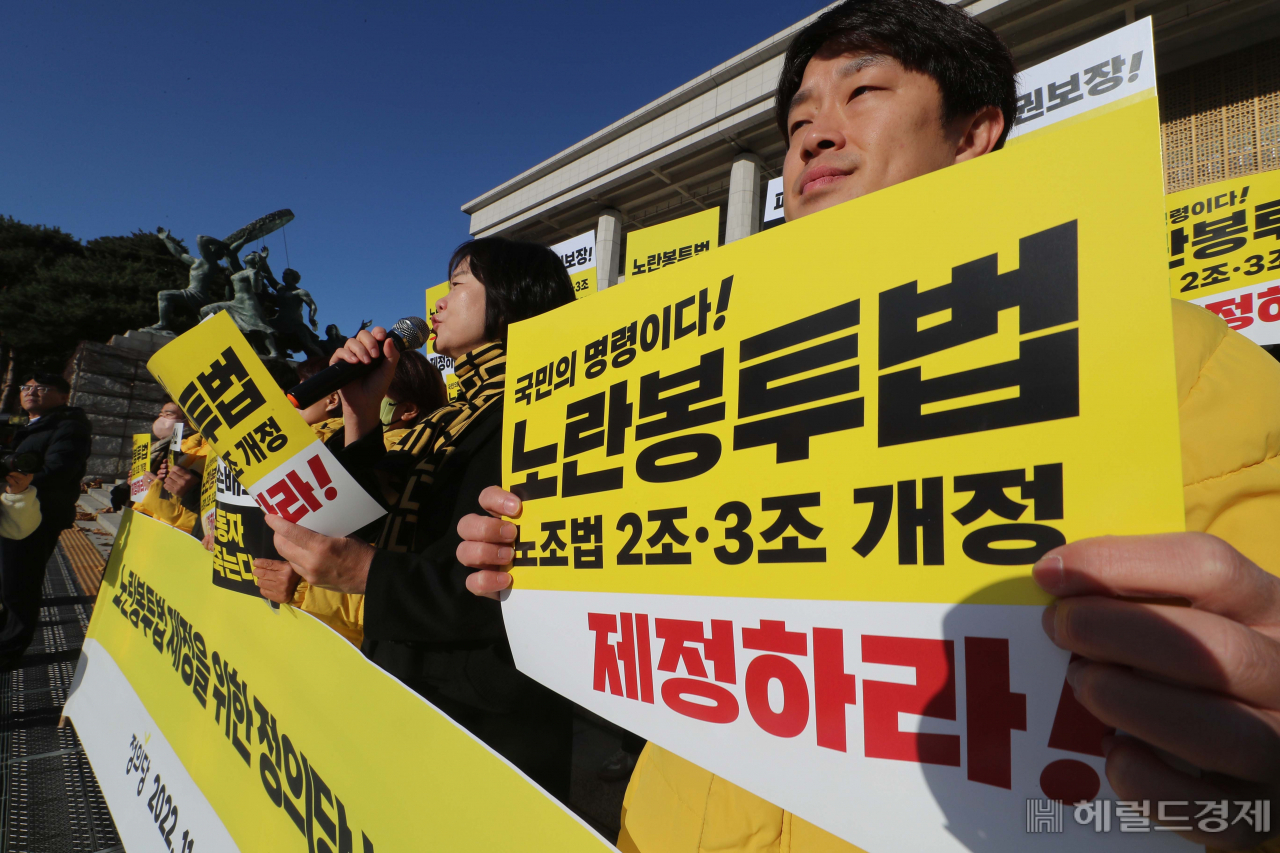 이정미 정의당 대표가 국회 본청 앞 계단에서 ‘노란봉투법 제정을 위한 정의당 농성 돌입 기자회견'에서 발언하는 모습 사진=이상섭 기자