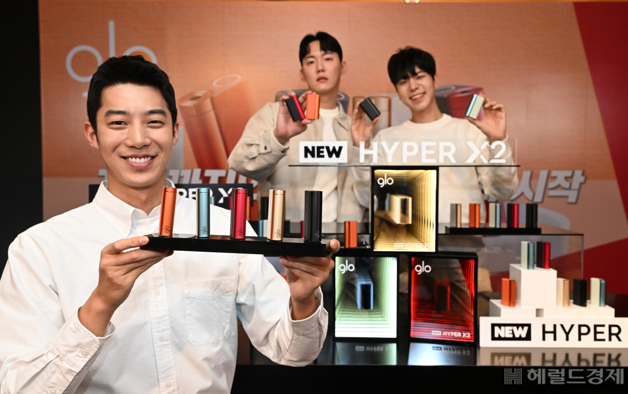14일 서울 중구 롯데호텔에서 BAT로스만스 궐련형 전자담배 브랜드 glo 신제품 '하이퍼 X2' 출시행사가 열려 모델들이 제품을 선보이고 있다. 임세준 기자