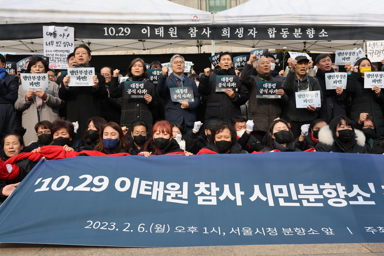 6일 시청 앞 서울광장에 마련된 10·29 이태원 참사 희생자 합동분향소 앞에서 '분향소 철거 예고 서울시 규탄 기자회견'이 열리고 있다. [연합]