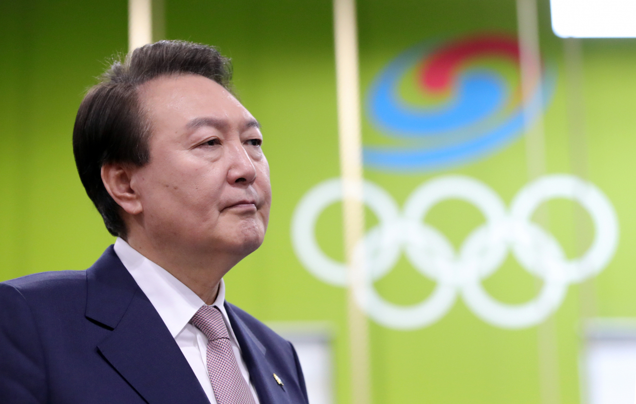 윤석열 대통령이 14일 충북 진천선수촌에서 열린 2023 대한민국 체육비전 보고회를 마친 뒤 웨이트 트레이닝센터를 둘러보고 있다. [연합]