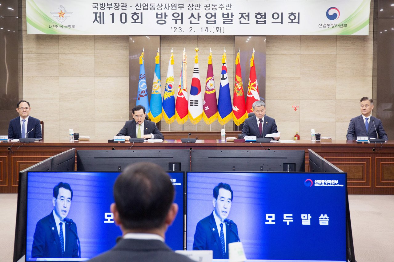 이창양 산업통상자원부 장관과 이종섭 국방부 장관이 14일 오후 서울 용산구 국방부 대회의실에서 열린 제10회 방위산업발전협의회를 공동 주재하고 있다. [연합]