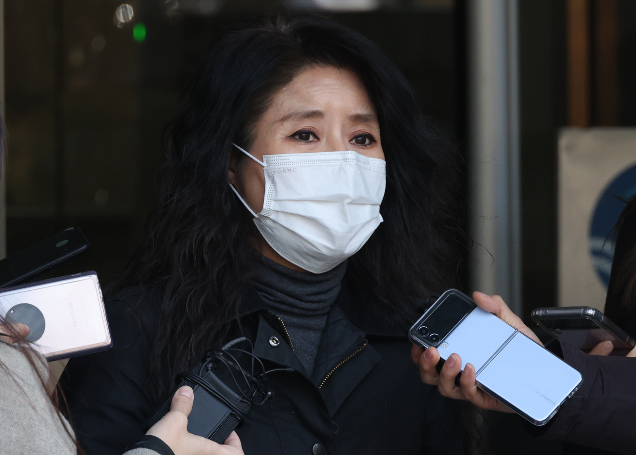 구조 동물 안락사 혐의로 재판받은 박소연 전 케어 대표가 지난 2월 14일 서울중앙지법에서 1심 선고 후 기자들의 질문에 답하고 있다. [연합]