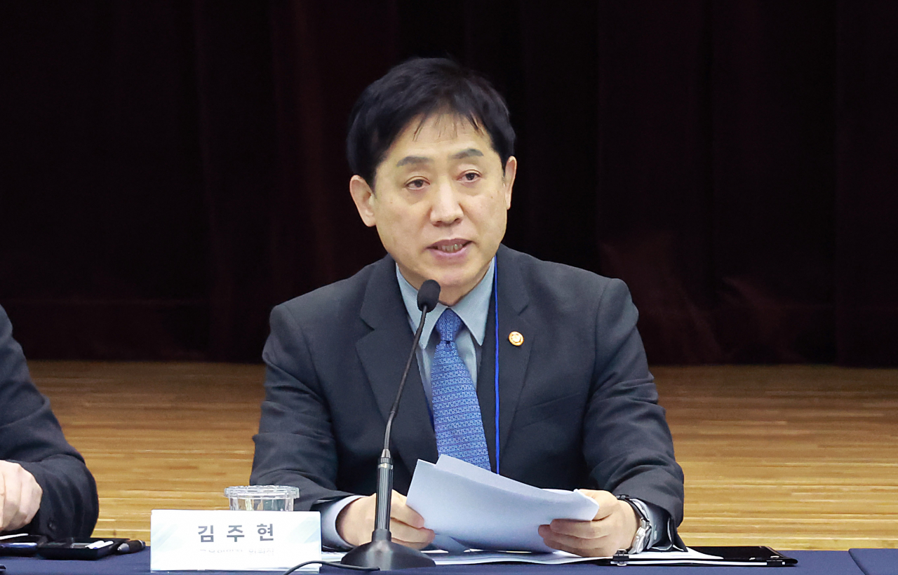 김주현 금융위원장이 14일 오후 서울 중구 예금보험공사에서 2023년도 금발심 위원장으로 위촉된 안동현 금융발전심의회 위원장 및 학계·법조계·현장 전문가 등 금융전문가 49명으로 구성된 위촉직·당연직 위원들과 2023년 금융발전심의회 제1차 전체회의를 개최했다. [금융위원회]