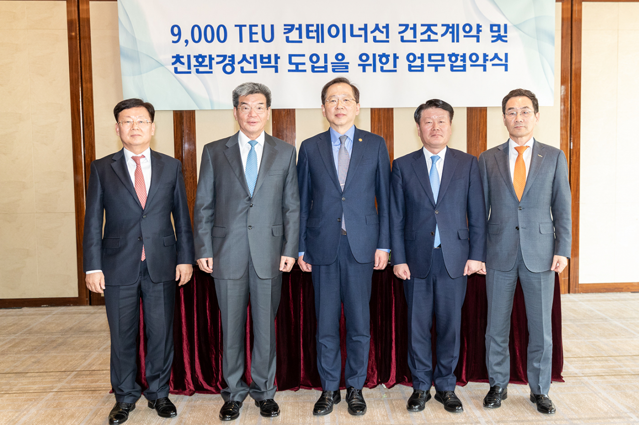 14일 서울 소공동 웨스틴조선호텔에서 진행된 컨테이너선 건조계약 및 친환경선박 도입을 위한 업무협약식에서 유상철(오른쪽부터) HJ중공업 대표, 김경배 HMM 사장, 조승환 해양수산부 장관, 가삼현 한국조선해양 부회장, 박승용 현대중공업 선박해양영업본부 대표가 기념촬영을 하고 있다. [HMM 제공]