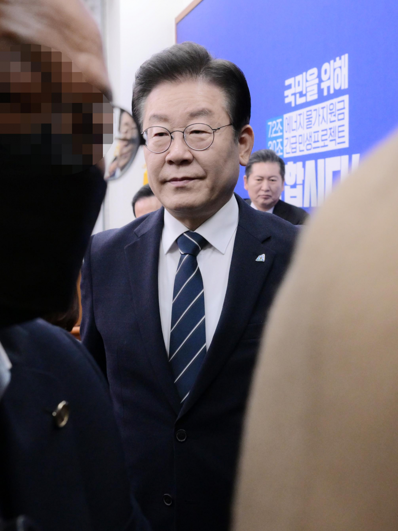 이재명 더불어민주당 대표가 10일 오전 서울 여의도 국회에서 열린 최고위원회의를 마치고 회의장을 나서고 있다. 이상섭 기자