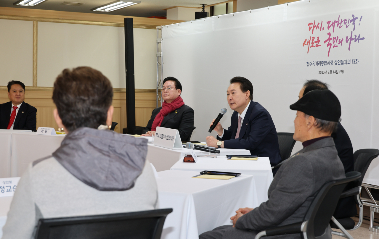 윤석열 대통령이 14일 오후 충북 청주시 상당구 육거리종합시장을 방문, 성낙운 상인회장 등 상인들과 간담회를 하고 있다. [연합]