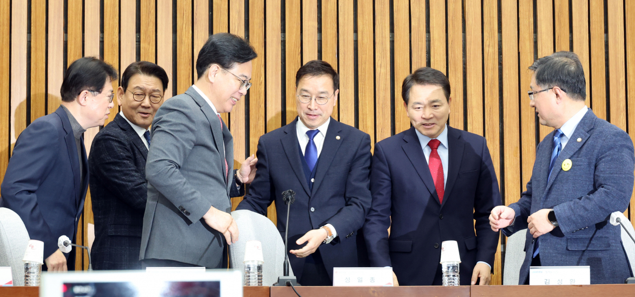 이만희 행안위 국민의힘 간사(왼쪽부터), 김교흥 행안위 민주당 간사, 송언석 국민의힘 원내수석부대표, 위성곤 민주당 원내수석부대표, 성일종 국민의힘 정책위의장, 김성환 민주당 정책위의장이 14일 오후 서울 여의도 국회에서 열린 여야 3+3 정책협의체에서 인사하고 있다. [연합]