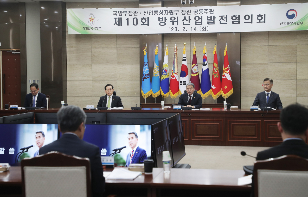 이종섭 국방부 장관과 이창양 산업통상자원부 장관이 14일 오후 서울 용산구 국방부 대회의실에서 열린 방위산업발전협의회를 공동 주재하고 있다. [연합]