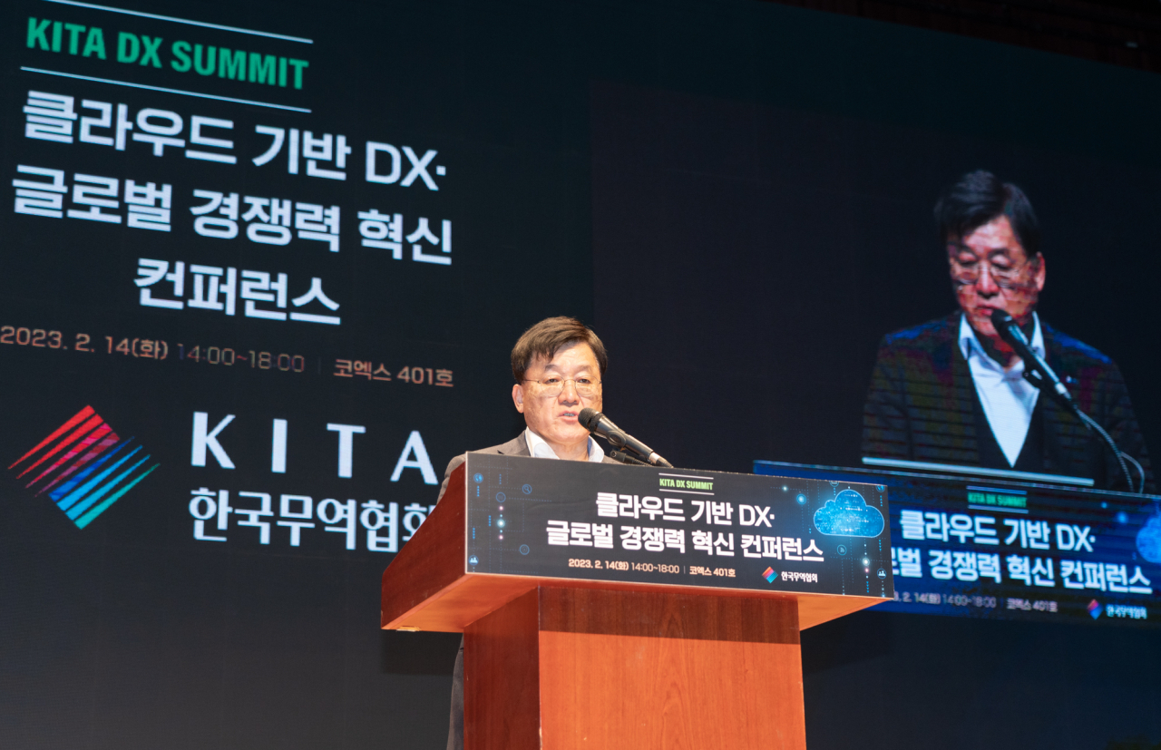 한국무역협회가 14일 삼성동 코엑스에서 개최한 국내 기업의 디지털 경쟁력 향상 지원을 위한 'KITA DX SUMMIT, 클라우드 기반 DX 글로벌 경쟁력 혁신 컨퍼런스'에서 무역협회 정만기 부회장이 개회사 중이다. [무역협회 제공]
