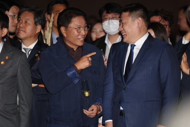 SM엔터테인먼트 이수만 대주주가 경영권 분쟁 후 첫 공식석장에 나타났다. 14일 서울 그랜드 하얏트 호텔에서 열린 '한·몽 경제인 만찬'에 참석한 모습. [사진 연합]
