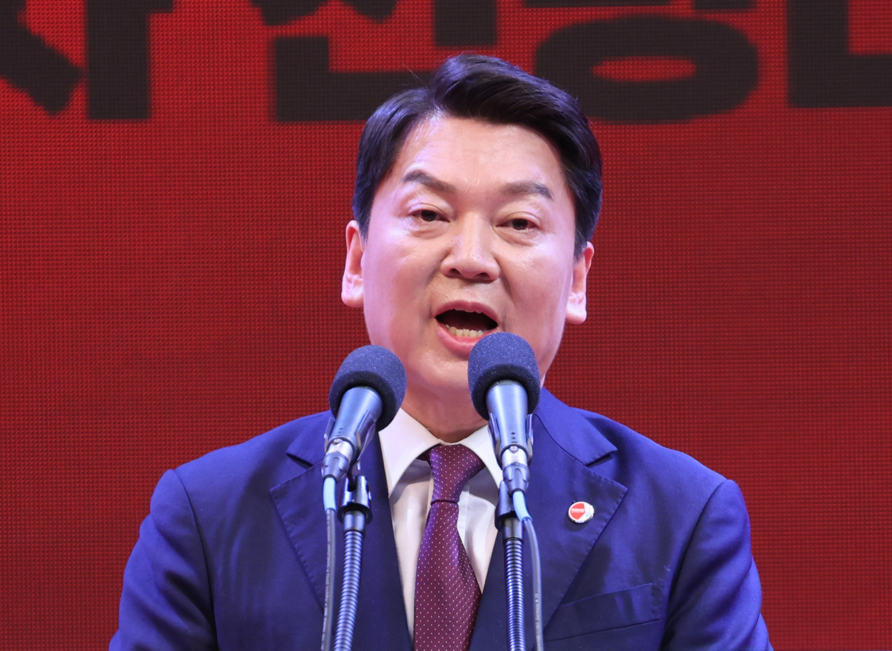 국민의힘 안철수 당대표 후보가 14일 오후 부산 동구 부산항국제전시컨벤션센터 열린 제3차 전당대회 부산·울산·경남 합동연설회에서 정견 발표를 하고 있다. [연합]