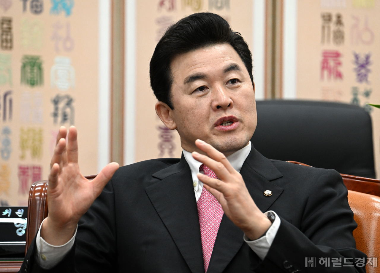 윤영석 국회 기획재정위원장이 13일 서울 영등포구 여의도 국회에서 헤럴드경제와 만나 “세계 각국이 반도체 산업 육성을 위해 국가 역량을 총동원하고 있는 가운데, 우리도 늦었지만 2월 국회에서 반도체 투자세액공제 확대 법안을 반드시 통과해야 한다”고 주장했다. 임세준 기자