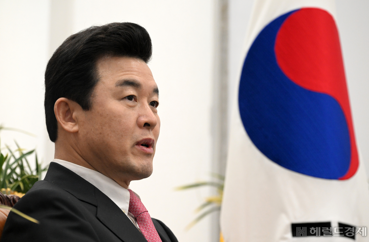 윤영석 국회 기획재정위원장이 13일 서울 영등포구 여의도 국회에서 헤럴드경제와 만나 “세계 각국이 반도체 산업 육성을 위해 국가 역량을 총동원하고 있는 가운데, 우리도 늦었지만 2월 국회에서 반도체 투자세액공제 확대 법안을 반드시 통과해야 한다”고 주장했다. 임세준 기자