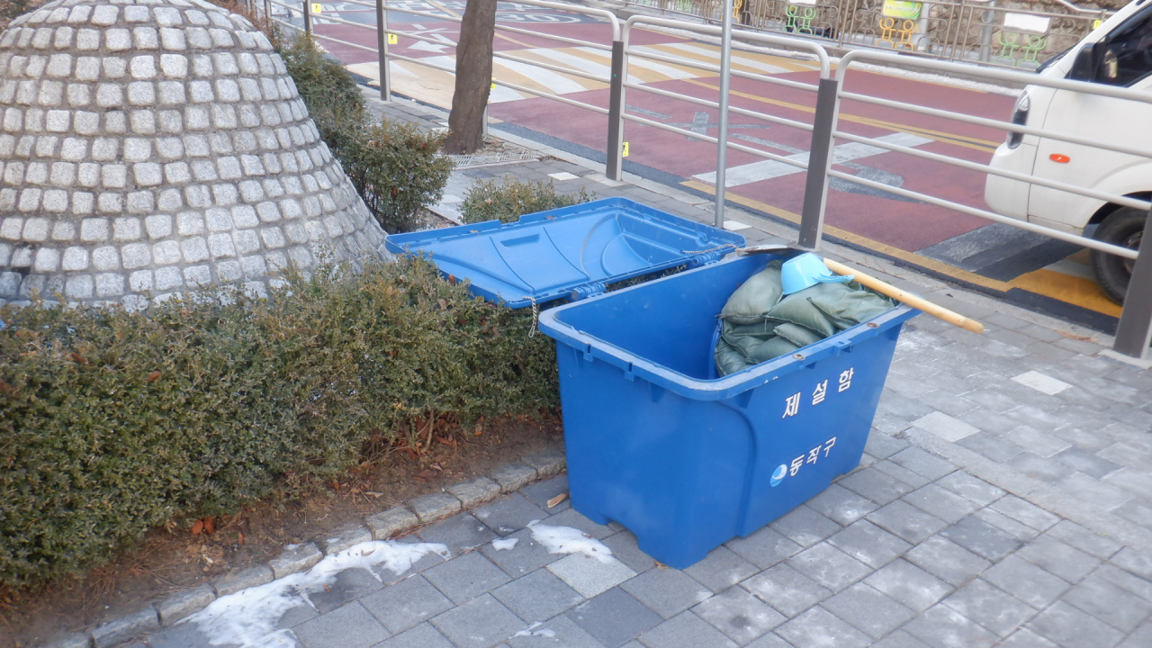 서울 동작구에서 공동주택에 무료료 지원하고 있는 제설제. [동작구 제공]