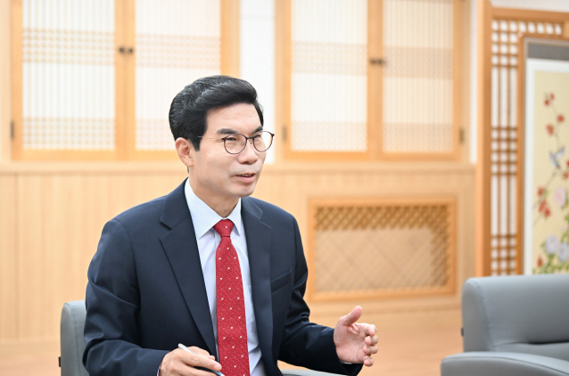 김광열 영덕군수는 14일 "대한민국 최고의 관광지로 손꼽히는 동해의 보석 영덕에서 열리는 올해 영덕대게축제장에 전국의 많은 사람들이 방문해 대게의 찐맛과 함께 많은 추억을 만들기를 바란다"고 말했다.[영덕군 제공]