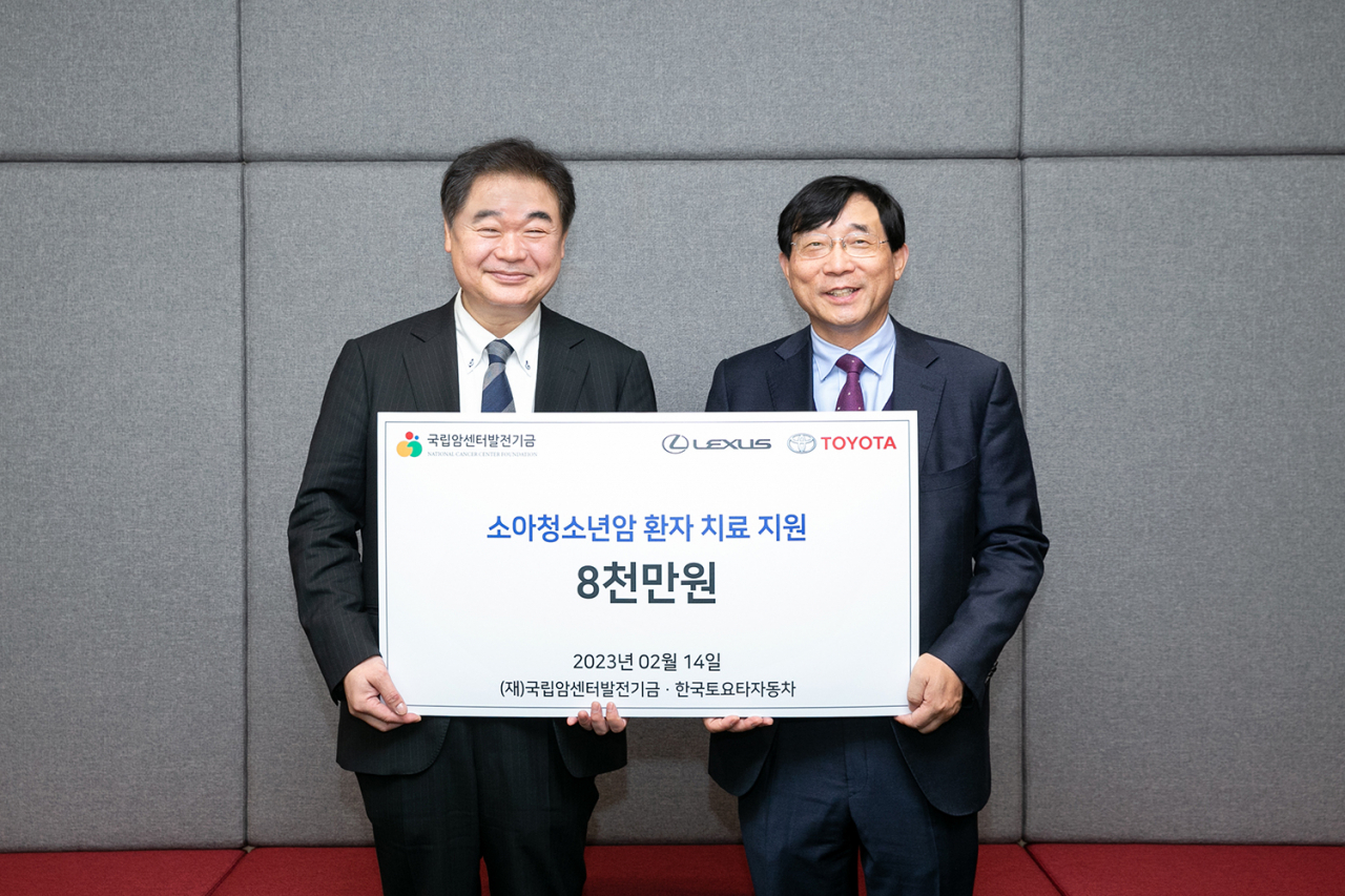 콘야마 마나부(왼쪽부터) 한국토요타자동차 대표이사, 서홍관 국립암센터 원장. [한국토요타자동차 제공]