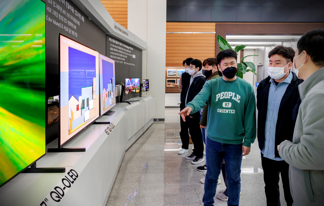 삼성디스플레이 직원들이 아산1캠퍼스 로비에서 QD-OLED 전시회를 둘러보고 있다. [삼성디스플레이 제공]