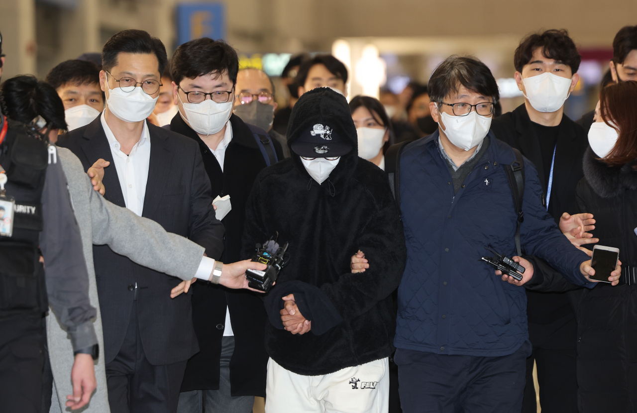 쌍방울 그룹 금고지기로 지목된 전 재경총괄본부장 김모 씨가 해외 도피 9개월 만인 11일 오전 인천공항을 통해 입국하고 있는 모습. [연합]