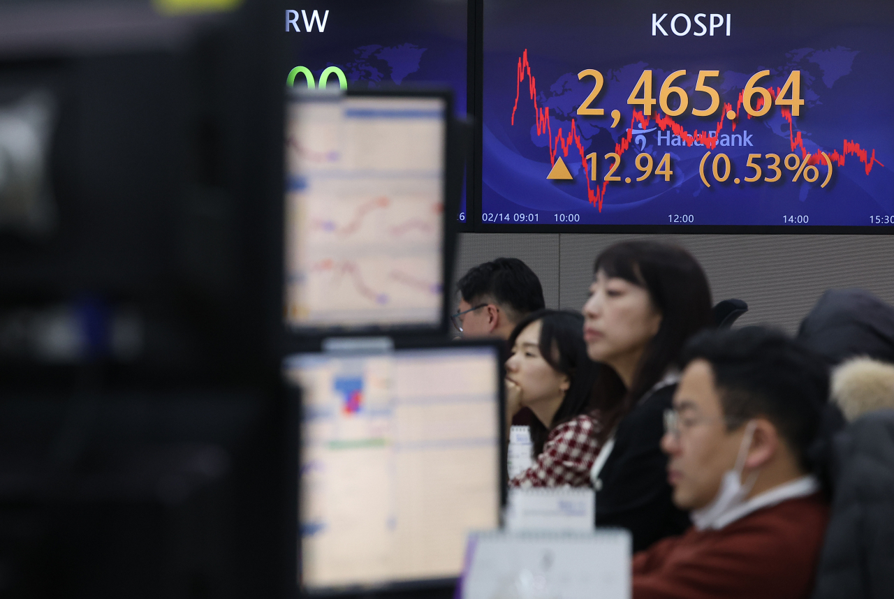 서울 중구 하나은행 딜링룸에서 딜러들이 업무를 보고 있다. 연합뉴스
