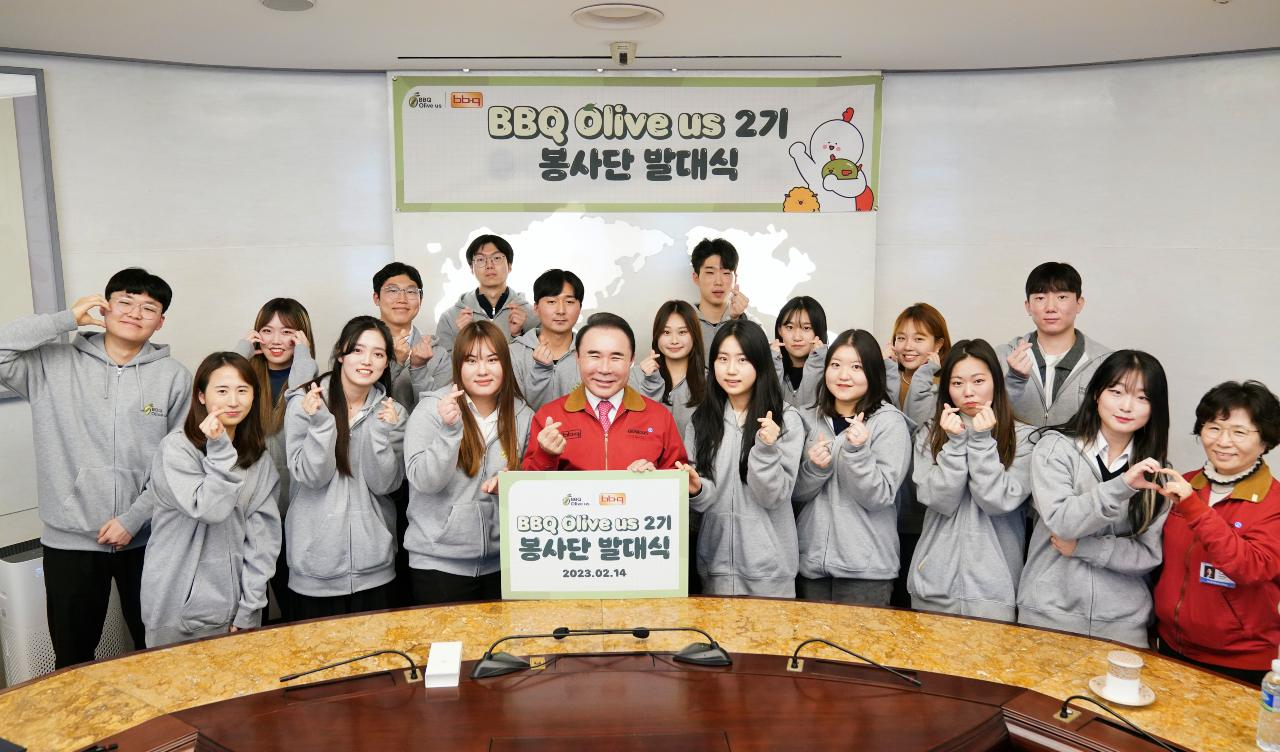 윤홍근(가운데) 제너시스BBQ 회장이 대학생 봉사단 ‘올리버스’ 2기 봉사단들과 기념 촬영을 하고 있다. [제너시스BBQ 제공]