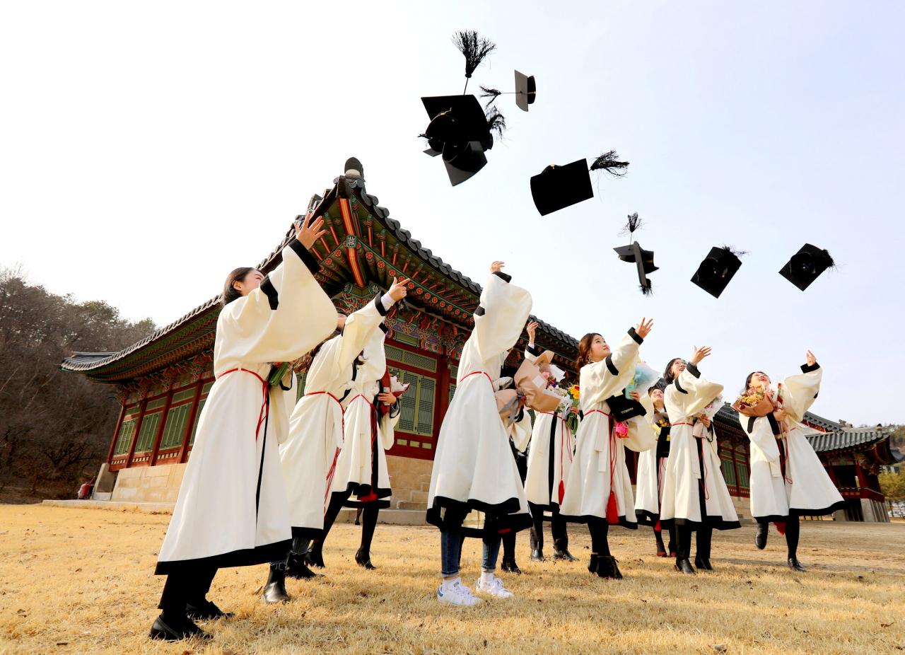 한국전통문화대학교 졸업생들