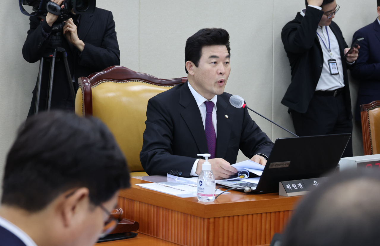 윤영석 국회 기획재정위원회 위원장이 14일 오전 서울 여의도 국회에서 열린 기획재정위원회 전체회의에서 인사말을 하고 있다. [연합]