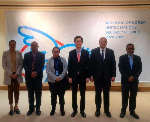 Bang Moon-kyu (fourth from left), minister for government policy coordination, poses for a photo at a meeting with UN-based envoys from Pacific island nations on Tuesday (Minister's office)