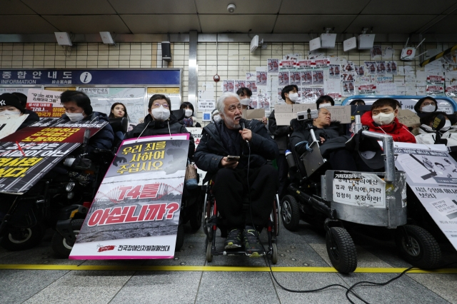 박경석 전국장애인차별철폐연대 대표가 3일 오전 서울지하철 혜화역에서 선전전을 이어가고 있다. [연합]