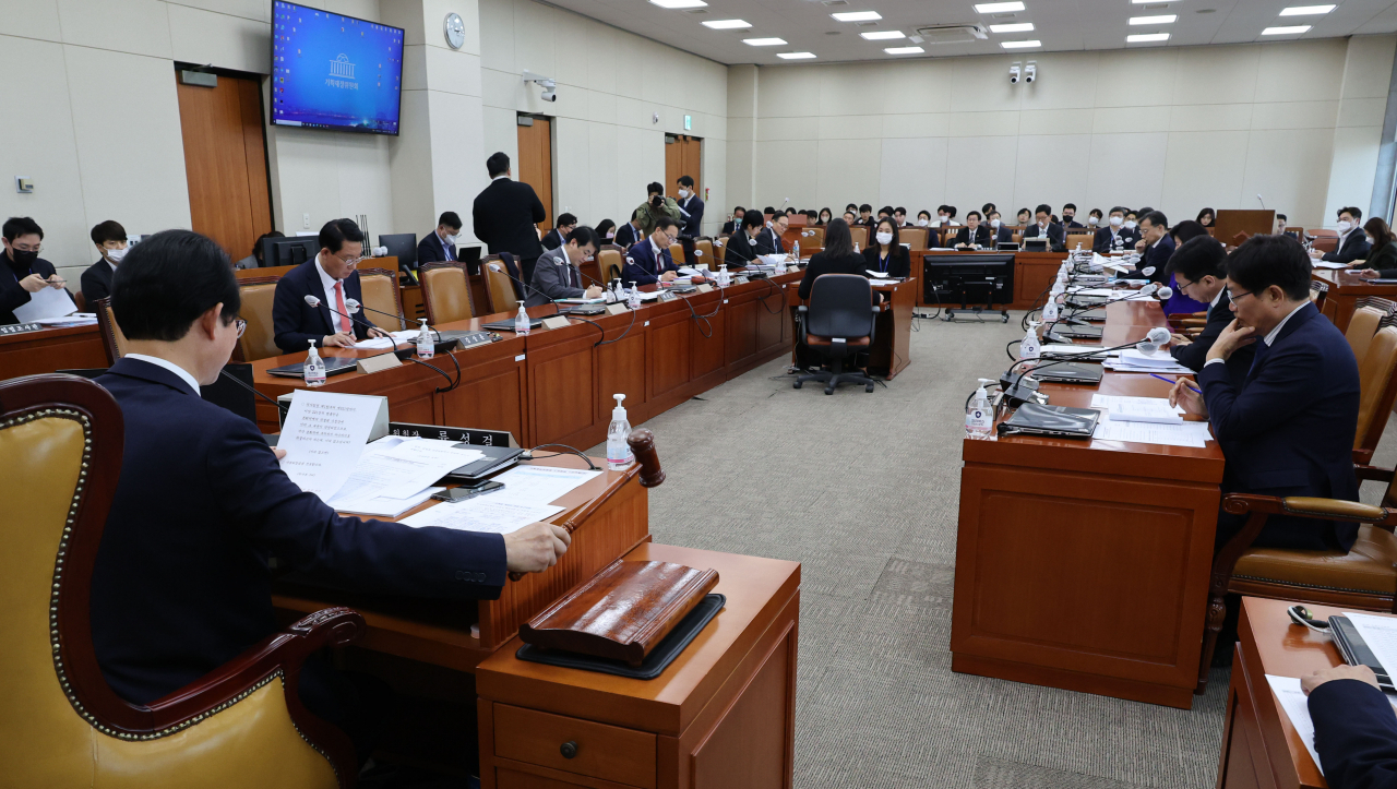 2월14일 오후 서울 여의도 국회에서 열린 기획재정위원회 조세소위원회에서 류성걸 위원장이 의사봉을 두드리고 있다. [연합]