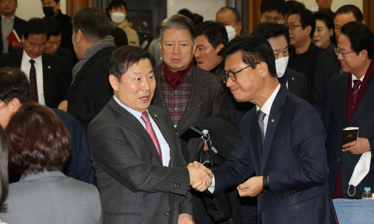 15일 오전 서울 여의도 국회 의원회관에서 열린 국민의힘 공부모임 국민공감에서 이철규 의원(왼쪽)과 김영식 의원이 인사하고 있다. [연합]