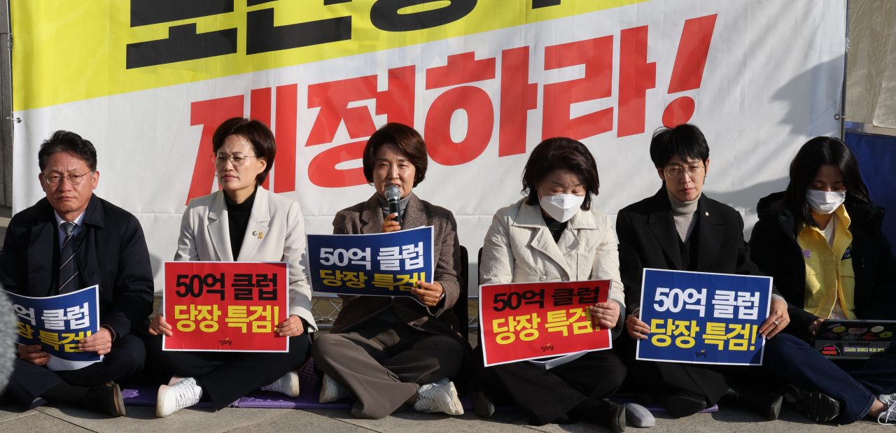 정의당 이은주 원내대표가 14일 오전 서울 여의도 국회 본관 앞 농성장에서 열린 의원총회에서 '50억 클럽 뇌물사건' 특검법에 대해 발언하고 있다. [연합]