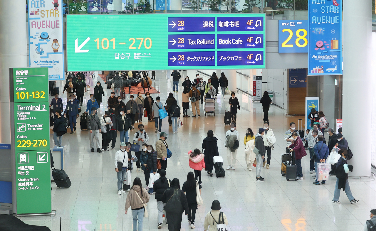 인천국제공항 제1여객터미널 면세구역이 탑승객들로 붐비고 있다. [연합]
