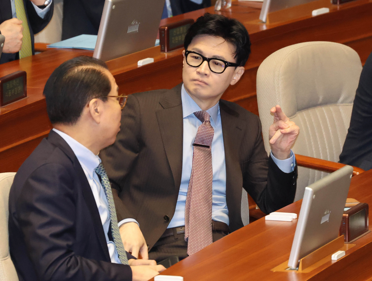 권영세 통일부 장관과 한동훈 법무부 장관이 14일 국회에서 열린 본회의 교섭단체대표연설 전 대화하고 있다. [연합]
