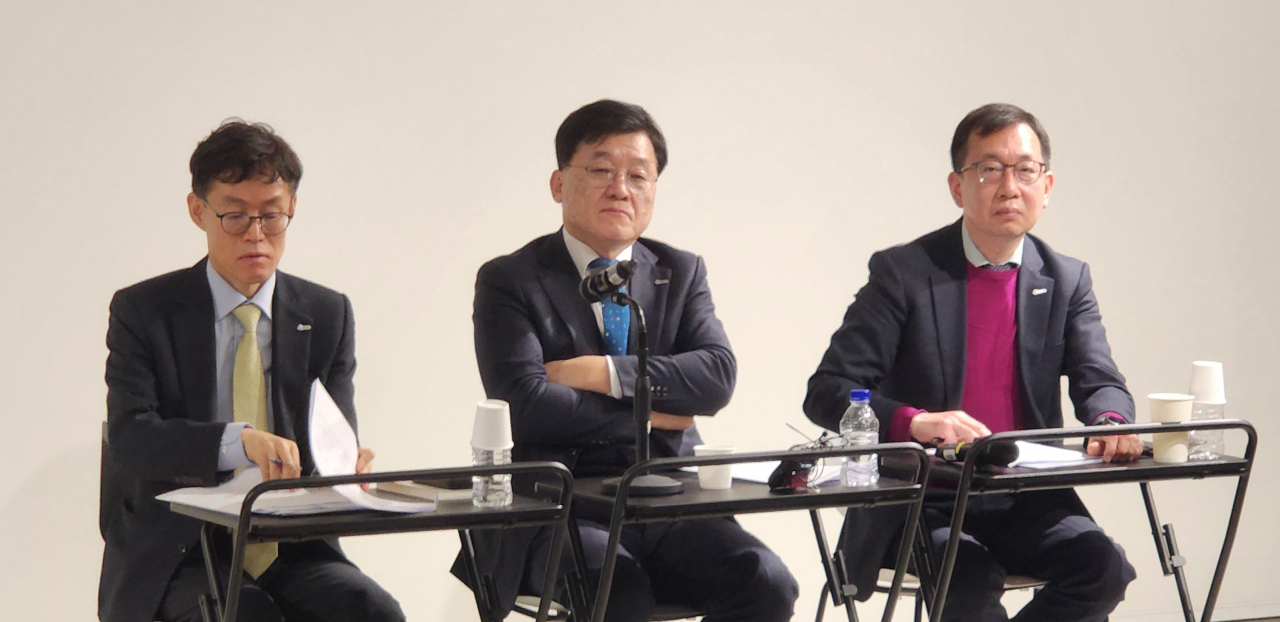 정만기(가운데) 한국무역협회 부회장이 15일 서울 삼성동 코엑스 2층 스타트업 브랜치에서 열린 ‘최근 수출 특징과 문제점 그리고 과제’ 브리핑에서 발언하고 있다. [김성우 기자]