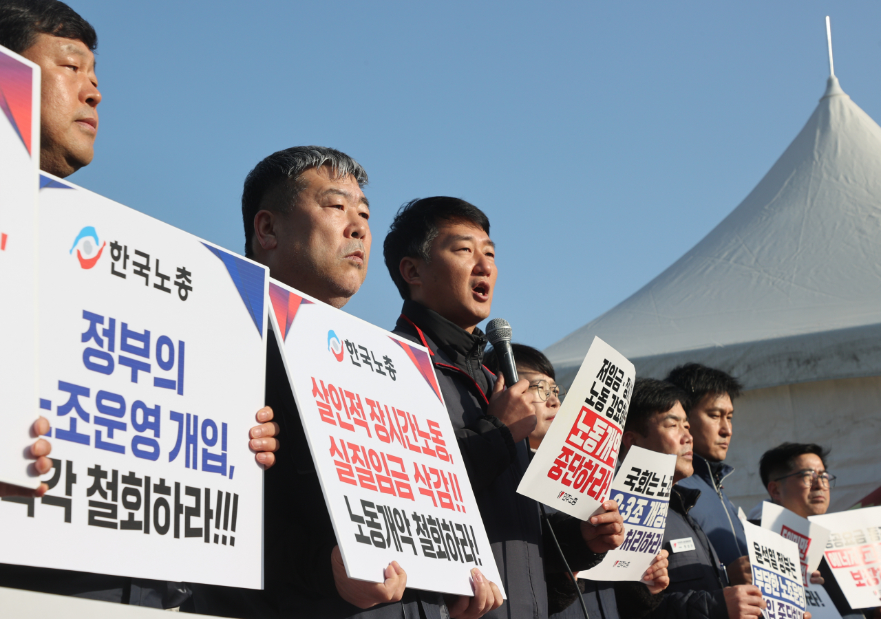 양경수 민주노총 위원장이 14일 서울 여의도 국회 앞에서 열린 노동개악 반대, 노동-민생입법 과제 처리촉구 양대노총 위원장 기자회견에서 발언하고 있다. [연합]