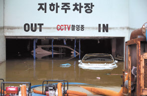 작년 여름 광주 북구 신안동 한 아파트에서 전날 집중호우로 신안교가 범람하며 침수된 지하주차장의 모습. [연합]