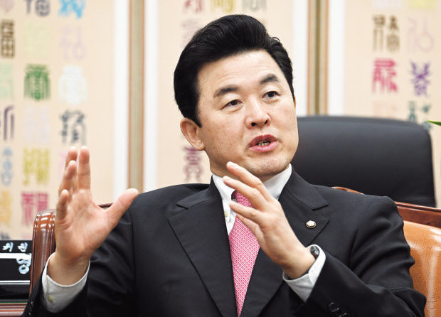 윤영석 국회 기획재정위원장이 13일 서울 영등포구 여의도 국회에서 헤럴드경제와 만나 “세계 각국이 반도체 산업 육성을 위해 국가 역량을 총동원하고 있는 가운데, 우리도 늦었지만 2월 국회에서 반도체 투자세액공제 확대 법안을 반드시 통과해야 한다”고 주장했다. 임세준 기자