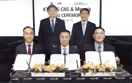 쿠렐바타르 몽골 경제개발부장관 겸 부총리(윗줄 왼쪽부터 시계방향), 구현모 KT 대표, 구본규 LS전선 사장, 출룬바타르 몬니스 그룹 사장, 문성욱 KT 글로벌사업실장이 MOU를 체결한 후 기념촬영을 하고 있다. [KT 제공]