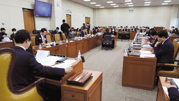 14일 오후 서울 여의도 국회에서 열린 기획재정위원회 조세소위원회에서 류성걸 위원장이 의사봉을 두드리고 있다. [연합]