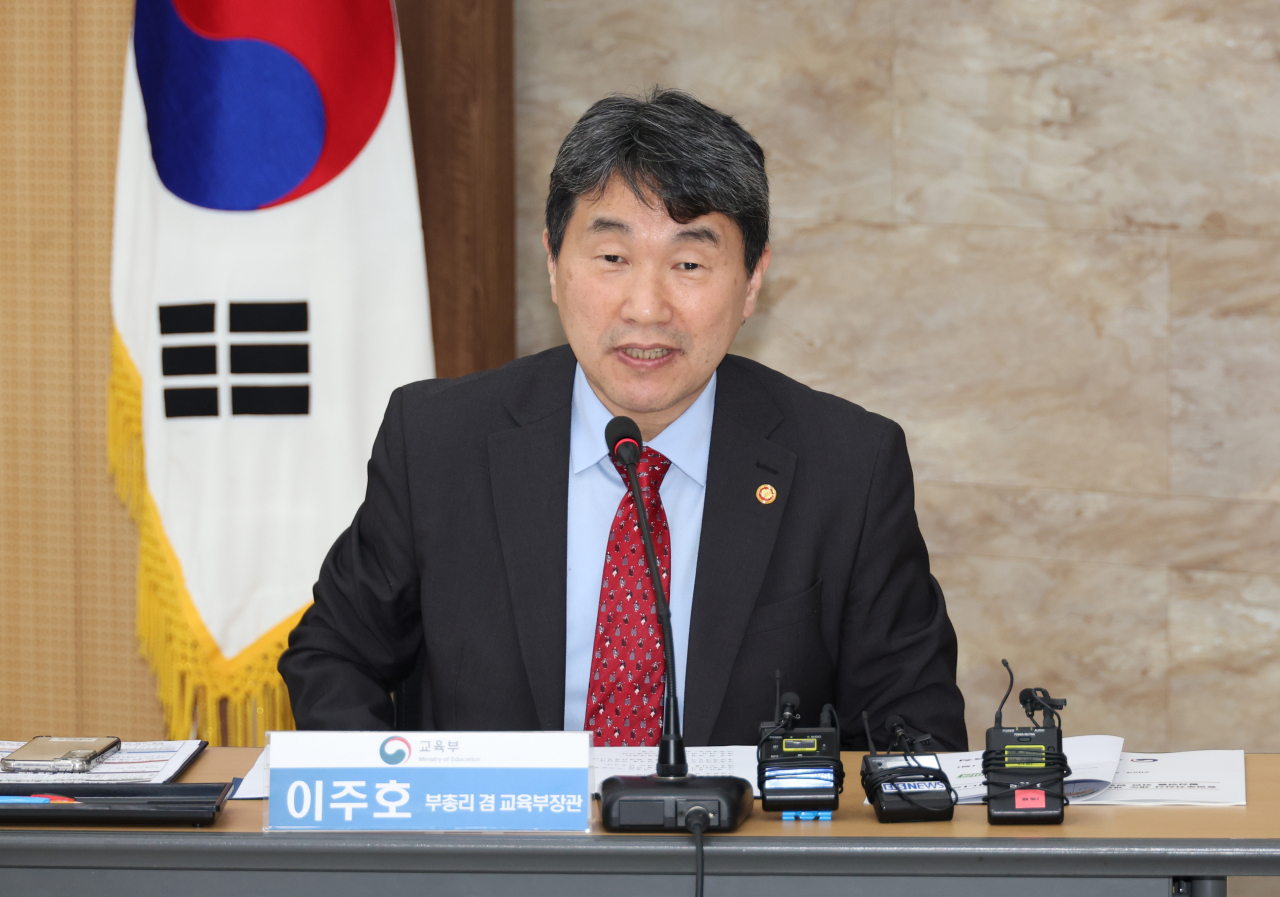 이주호 사회부총리 겸 교육부 장관이 지난 13일 경기 수원시 경기도교육청에서 열린 교육 현안 개선을 위한 간담회에 참석해 발언하고 있다. [연합]