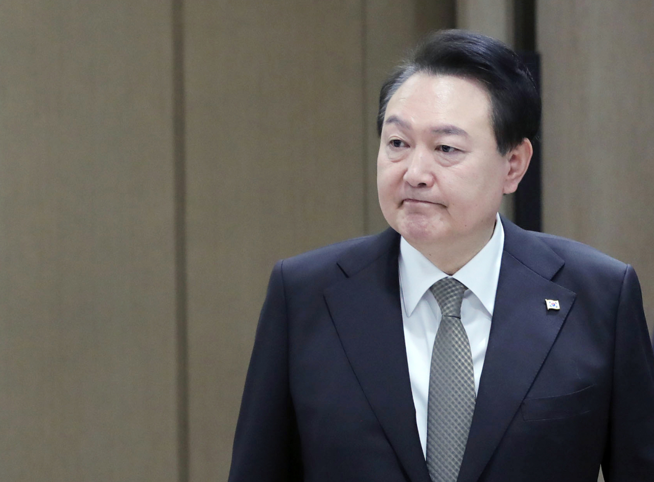 윤석열 대통령이 지난 15일 오전 서울 용산 대통령실 청사에서 열린 제13차 비상경제민생회의에 입장하고 있다. [연합]