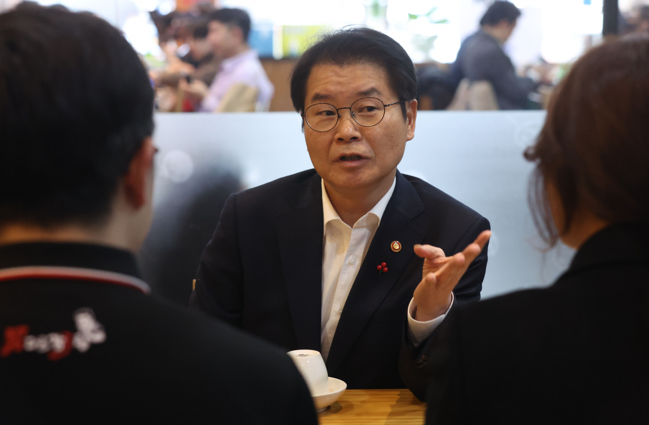 이정식 고용노동부 장관이 29일 서울 영등포구 남다른감자탕 서울영등포점에서 열린 오찬 간담회에서 중소기업 대표 및 근로자들을 만나 추가연장근로 유효기간 연장 등 근로시간제도와 관련해 의견을 교환하고 있다. [연합]