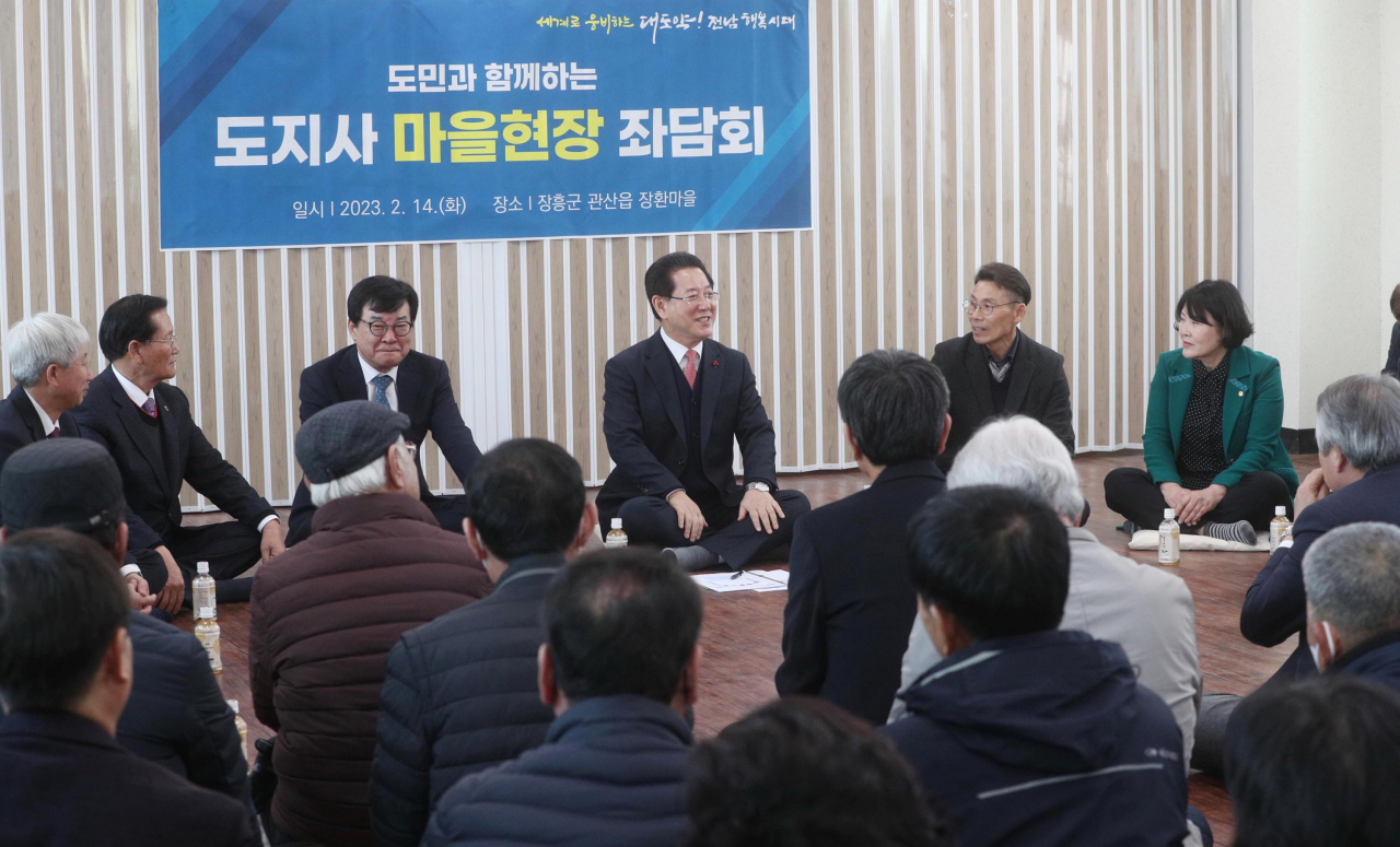 장흥 장환마을 간담회에 참석한 김영록지사
