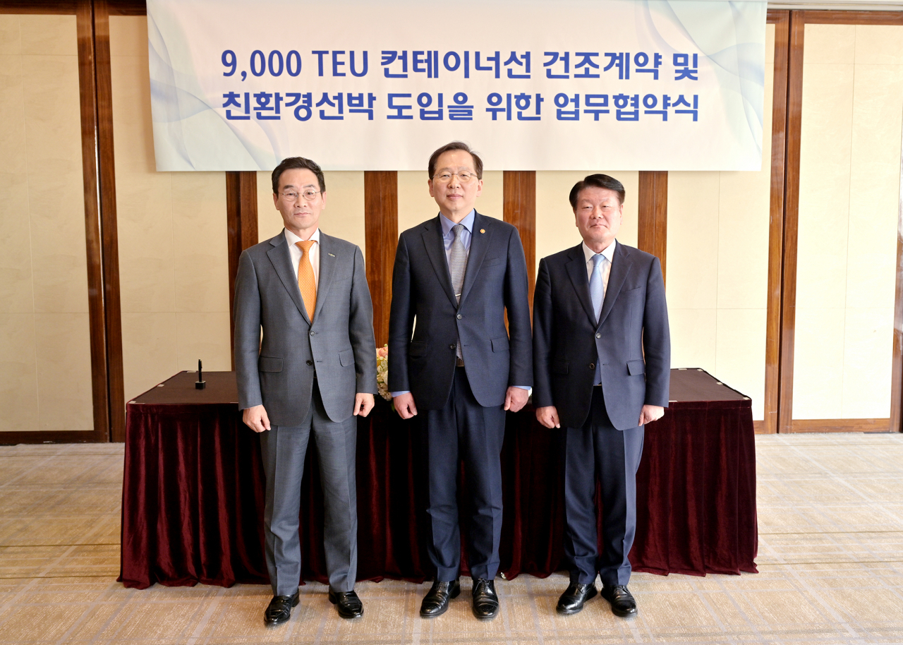 건조계약 체결식. 왼쪽부터 유상철 HJ중공업 대표, 조승환 해양수산부 장관, 김경배 HMM 사장. [HJ중공업 제공]