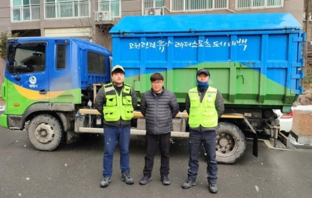폐기물에서 515만원을 발견하고 주인을 찾아 준 태백시 환경미화원들. [연합뉴스]
