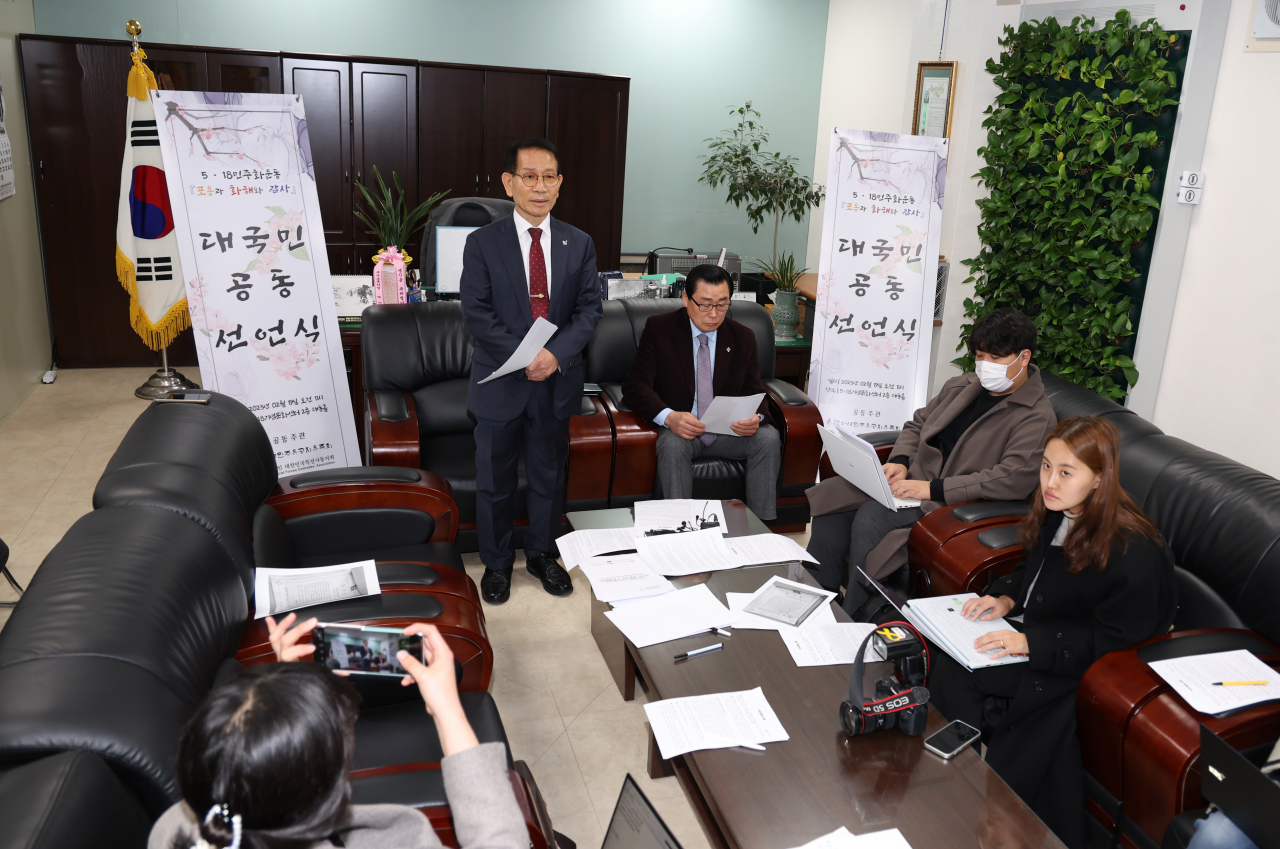 15일 오전 광주 서구 5·18기념문화센터에 위치한 5·18 부상자회 사무실에서 황일봉 회장이 발언하고 있다. 이들은 오는 19일로 예정된 특전사동지회와의 화합 행사에 대해 지역사회 반대가 이어지자 행사 취지와 필요성을 설명하는 간담회를 열었다.[연합]
