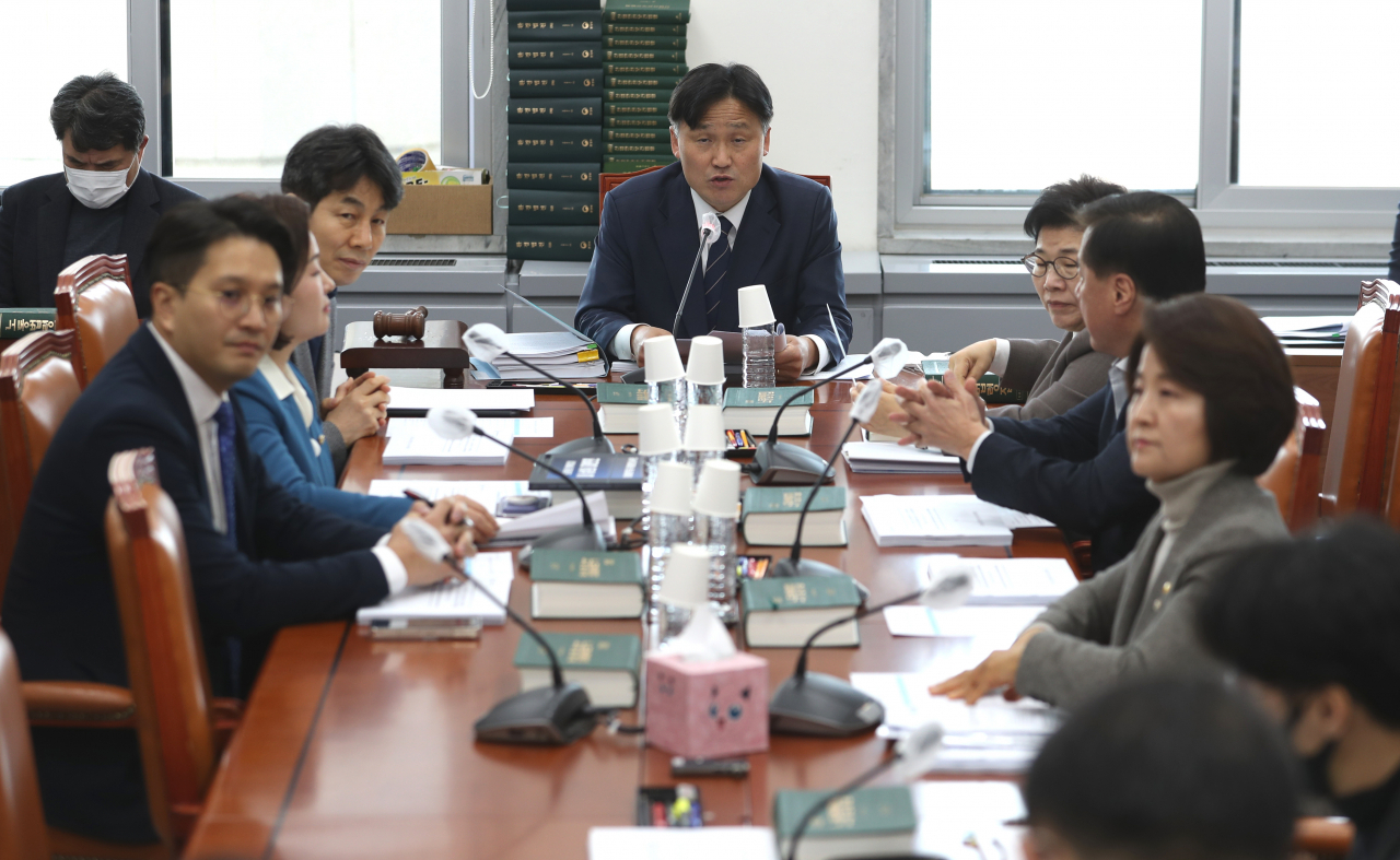 15일 국회 환경노동위원회 소회의실에서 열린 환노위 고용노동법안 심사소위원회 회의가 열리고 있다. 이날 회의에서는 노조법 2·3조를 개정하는 노동조합 및 노동관계조정법 일부개정법률안 등을 심사했다. [연합]