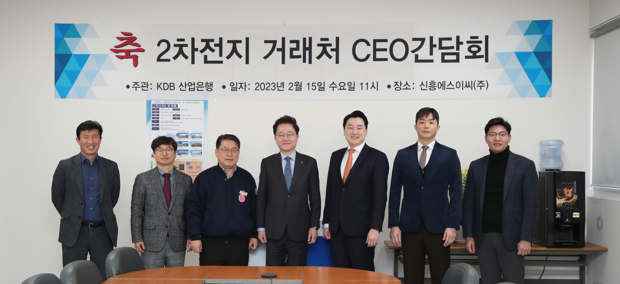 강석훈 KDB산업은행 회장(가운데)이 15일 2차전지 분야 혁신성장기업의 대표자들과 간담회를 개최했다. [KDB산업은행]